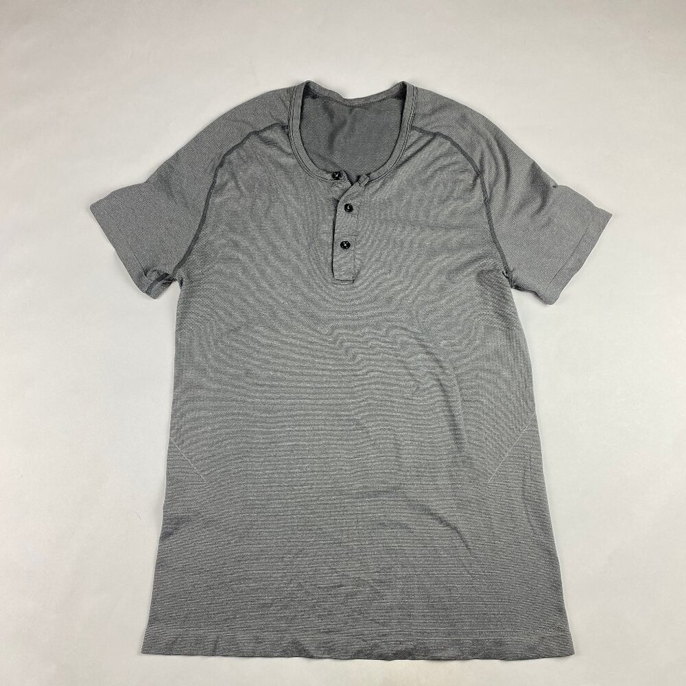 Lululemon Men's Metal Vent Short Sleeve Henley Shirt Size XS* Gray